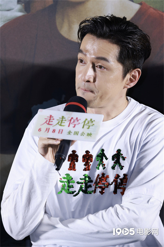 胡歌首部电影作品《走走停停》首映，用电影表达对妈妈的遗憾-3