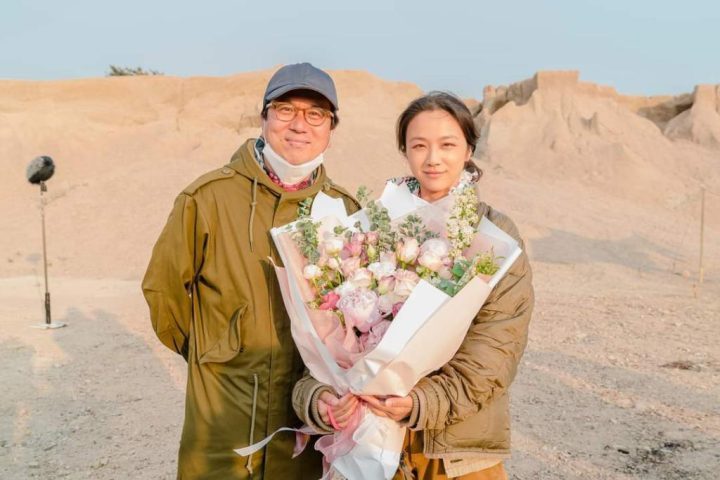 梦幻全员贴贴幕后照曝光：孔刘与汤唯同框，明媚养眼-1