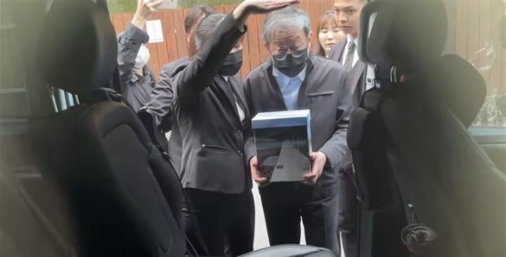 独子携母骨前往花葬场，琼瑶遗体已火化完毕-2