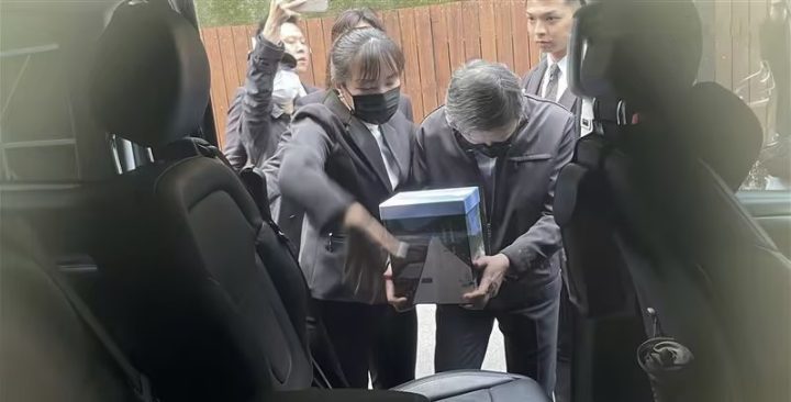 独子携母骨前往花葬场，琼瑶遗体已火化完毕-3