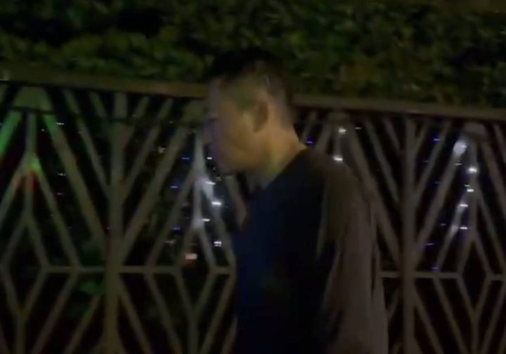 台北街头：汪小菲雨中现身，沉默凝重-2