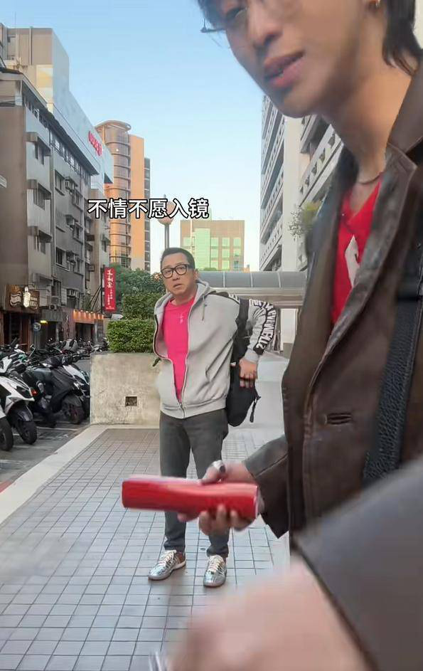 63岁庾澄庆携22岁子拜年：嘴上吐槽，眼中宠溺-3