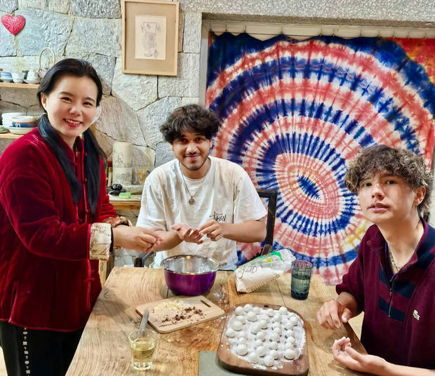 龚琳娜带儿子同学共度温馨“回家过年”时光-1