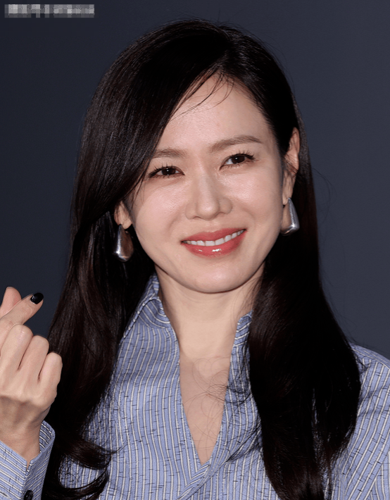 孙艺珍活动亮相：《蓝衬衫》搭《灰束腰半裤裙》，尽显优雅气质-2