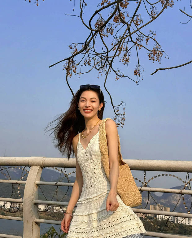 钟楚曦小白裙春日演绎纯美新风尚-4