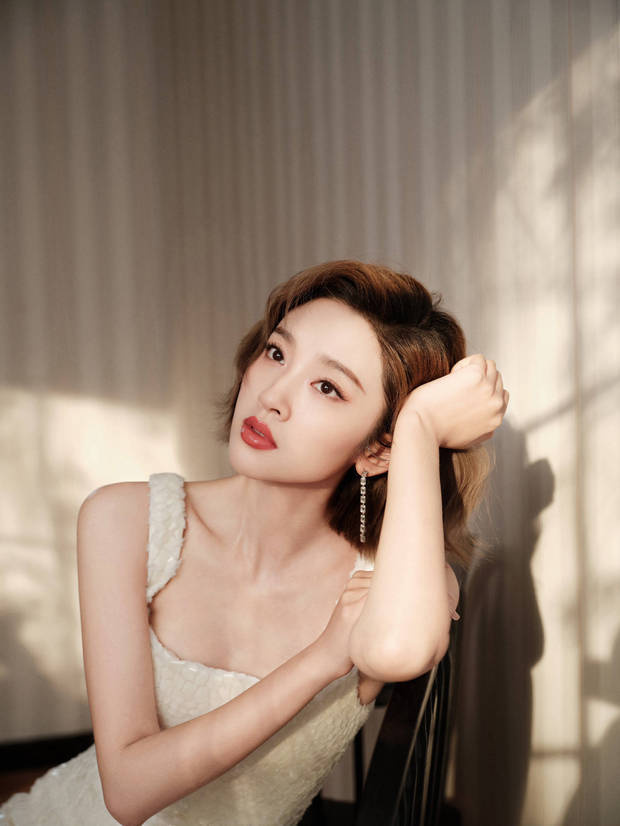 唐艺昕35岁风采依旧，白裙包臀秀美腿状态佳-4