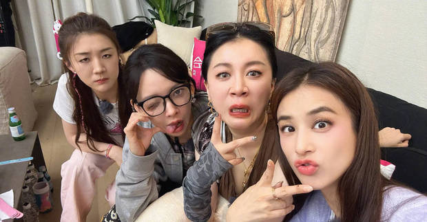 黄圣依晒与陈梦程潇李嘉格鬼脸照，造型吸睛-3