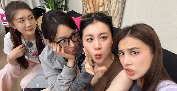 黄圣依晒与陈梦程潇李嘉格鬼脸照，造型吸睛-2