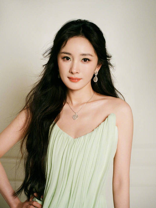 杨幂穿《嫩绿开衩裙》如森林精灵，秀迷人美腿-4