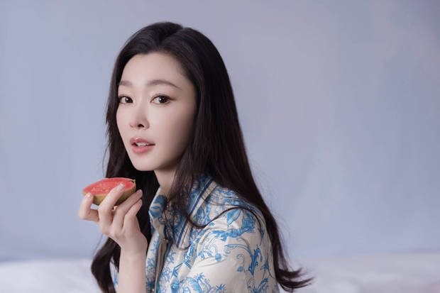 宋轶中式刺绣装如青瓷，手拈繁花绘诗意-2