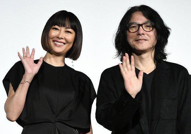 泪洒中山美穗告别式，岩井俊二发文悼念-1