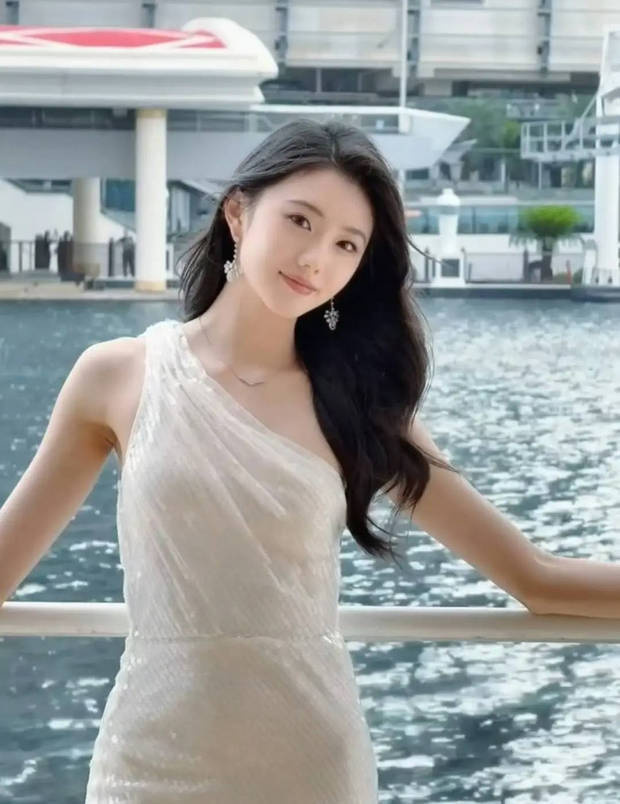 刘浩存白裙造型高级，怼脸镜头光彩照人-1