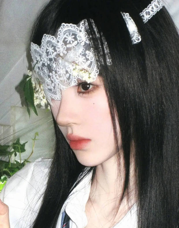 鞠婧祎《学院风》新造型：黑发齐刘海甜酷魅力-3