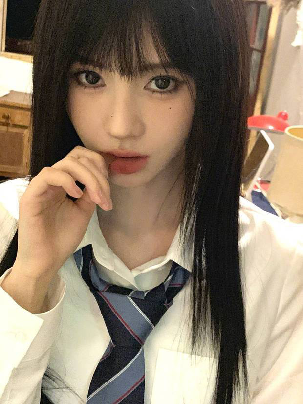 鞠婧祎《学院风》新造型：黑发齐刘海甜酷魅力-1