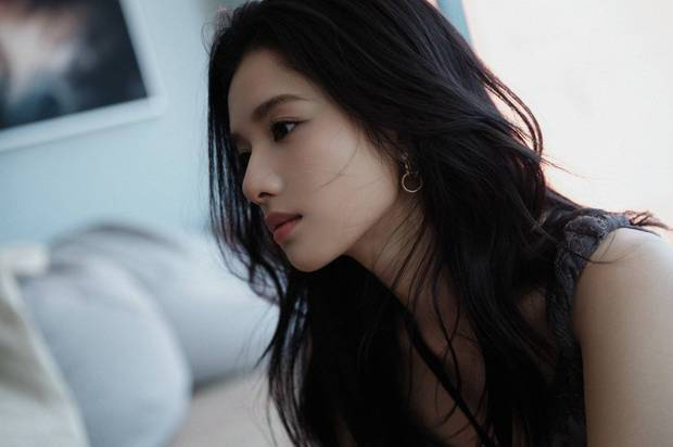 张婧仪西装展现利落风，微卷发甜度爆表-1