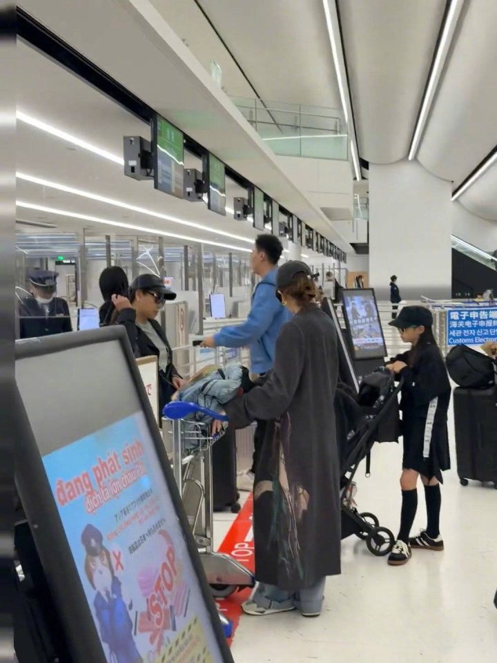 戚薇李承铉带女儿Lucky亮相日本机场，十岁乖巧模样抢镜-2