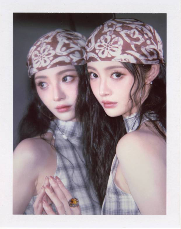 周洁琼“撕拉片”随拍：方巾裹头展时尚风采-2