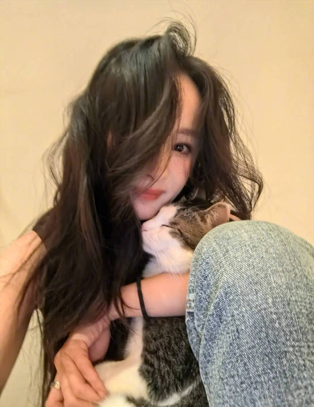 杨幂立夏晒美照，与猫咪亲昵互动显温馨-4