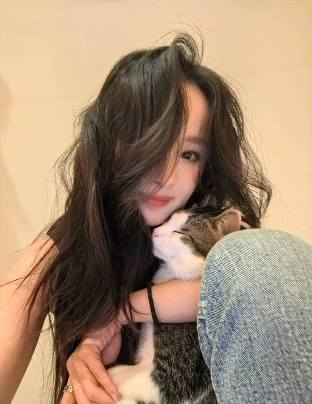 杨幂立夏晒美照，与猫咪亲昵互动显温馨-2