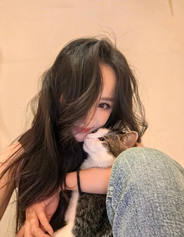 杨幂立夏晒美照，与猫咪亲昵互动显温馨-3