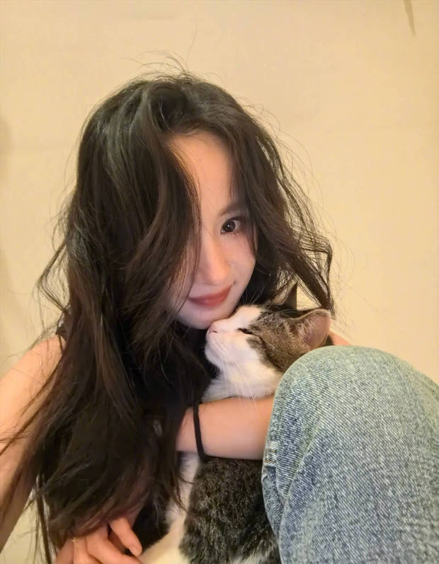 杨幂立夏晒美照，与猫咪亲昵互动显温馨-1