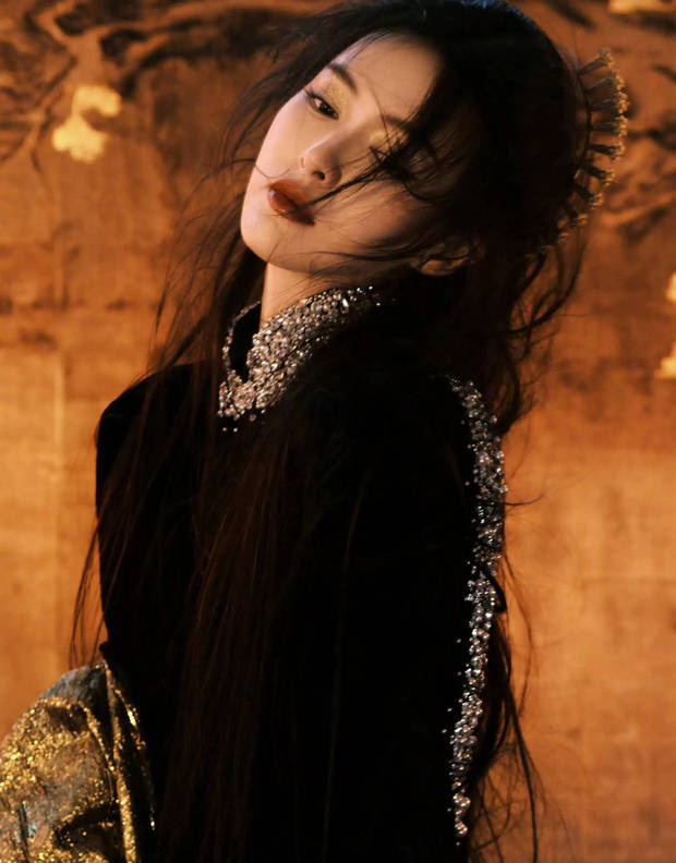 唐嫣穿黑裙显曲线，鎏金眼妆散发高级酷感-1
