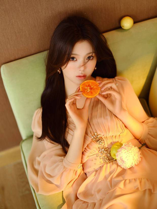 杨超越“粉色裙装”搭“橙系妆容” 甜欲风造型惊艳-1