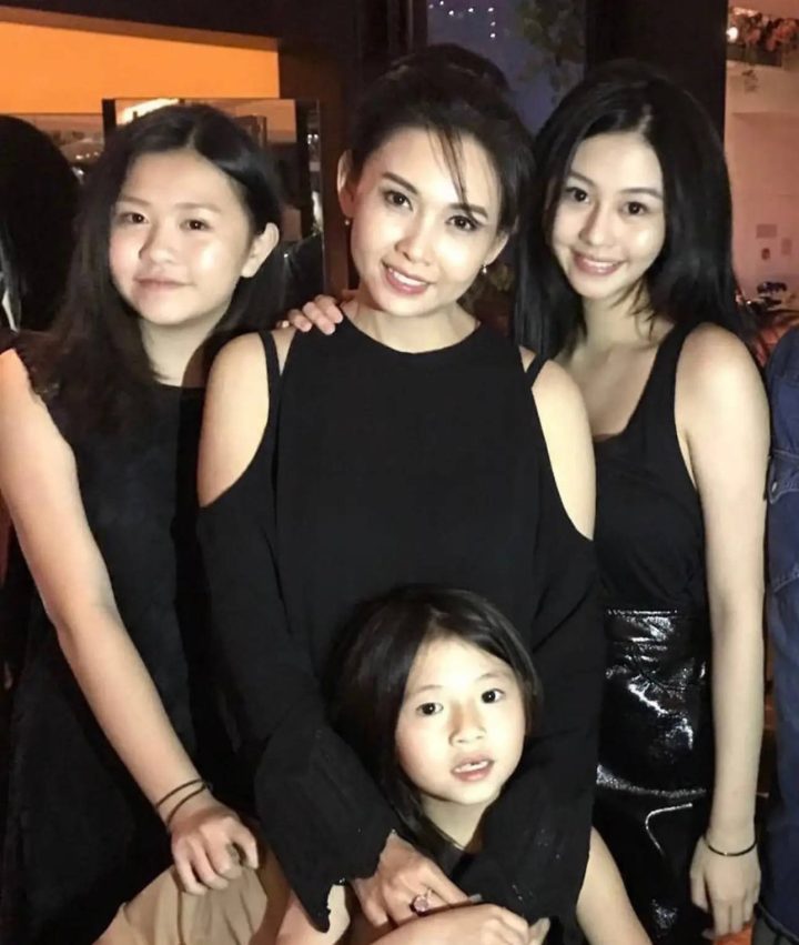 邱淑贞与三千金同框，沈月24岁再现妈妈风采-1