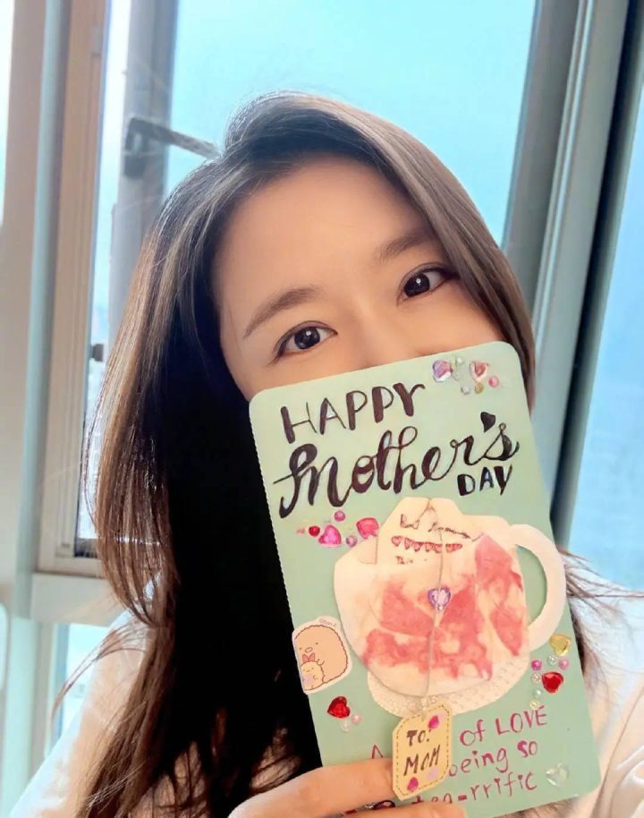 林心如晒8岁女儿《母亲节贺卡》 自拍幸福笑容洋溢-1