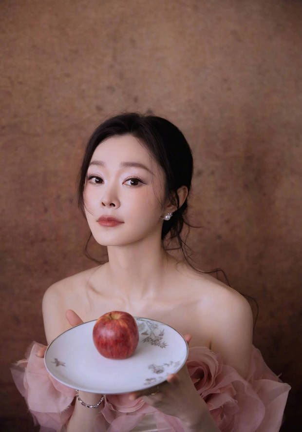 宋轶春日化身花神,粉裙展现柔美身姿-1 宋轶春日化身花神,粉裙展现柔美身姿-1