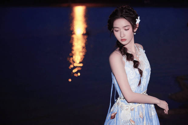 王玉雯《海边漫步》：白蓝长裙演绎清冷风情-4