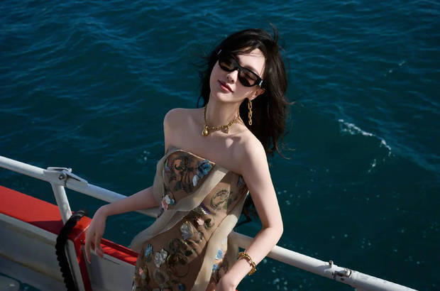 唐嫣晒《抹胸长裙》美照，墨镜遮面大波浪散发御姐范-3