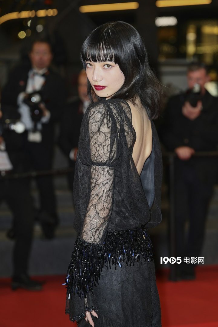 《8号出口》戛纳首映：二宫和也与小松菜奈联袂登场！-2