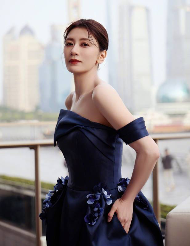 贾静雯蓝裙露美背 优雅诠释熟女魅力-2