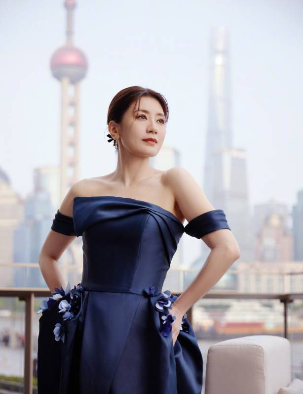 贾静雯蓝裙露美背 优雅诠释熟女魅力-1
