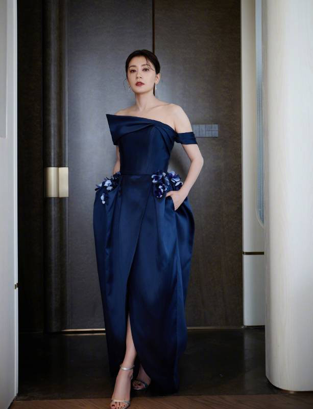 贾静雯蓝裙露美背 优雅诠释熟女魅力-1