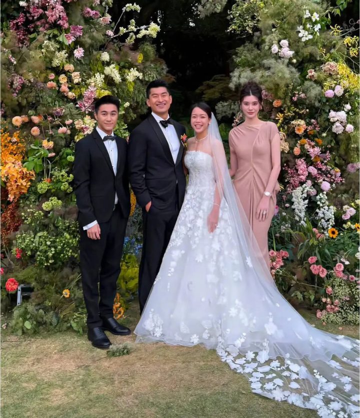 何猷君奚梦瑶出席婚礼，粉裙亮相气质非凡-1