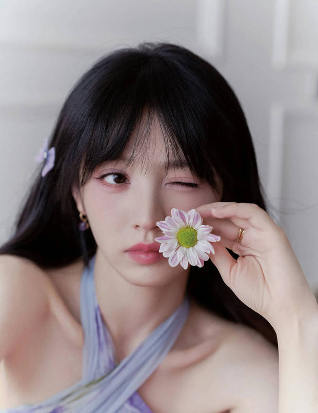 田曦薇“紫色挂脖长裙”造型，微卷簪花如精灵甜美灵动-1