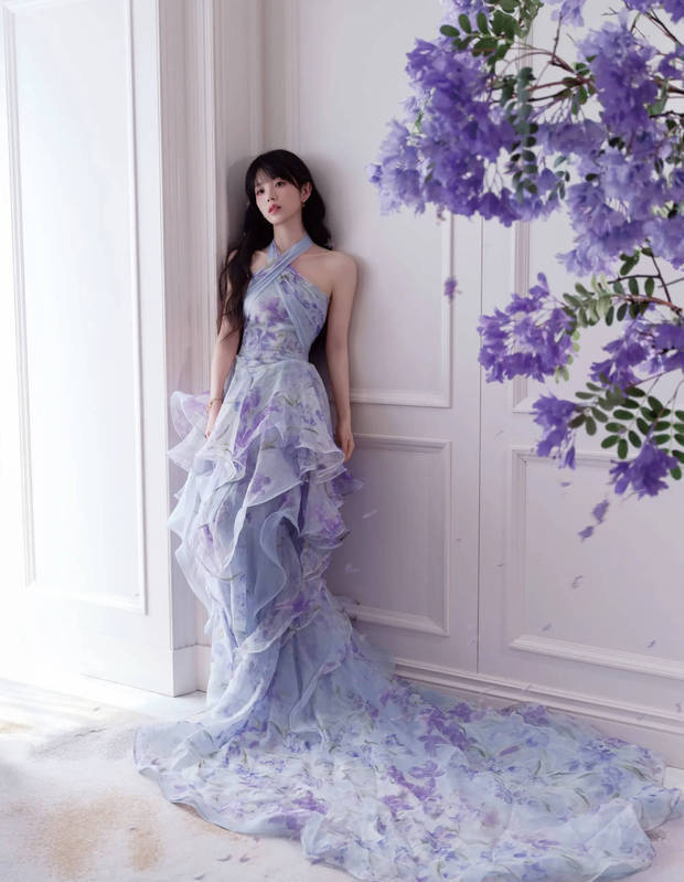 田曦薇“紫色挂脖长裙”造型，微卷簪花如精灵甜美灵动-1