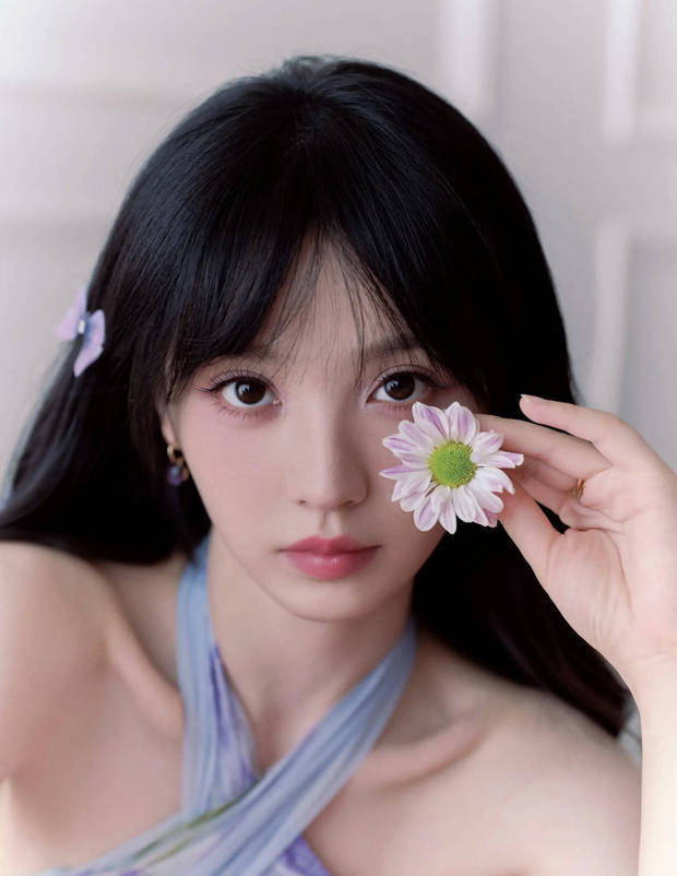 田曦薇“紫色挂脖长裙”造型，微卷簪花如精灵甜美灵动-4