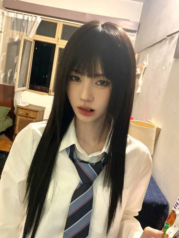 鞠婧祎“学院风”新造型，黑发齐刘海甜美酷感-2