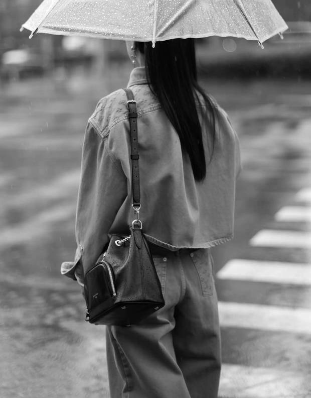 朱珠街头撑伞,随性演绎摩登氛围感大片-1 朱珠街头撑伞,随性演绎摩登氛围感大片-1