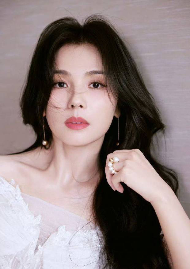 刘涛《白衣长卷发》清新飒爽,气质出众-1 刘涛《白衣长卷发》清新飒爽,气质出众-1