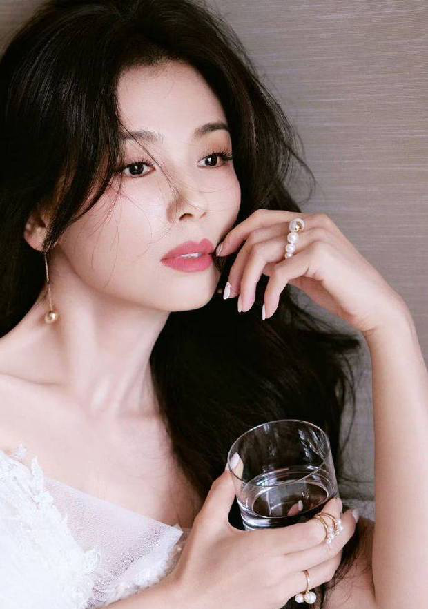 刘涛《白衣长卷发》清新飒爽,气质出众-2 刘涛《白衣长卷发》清新飒爽,气质出众-2