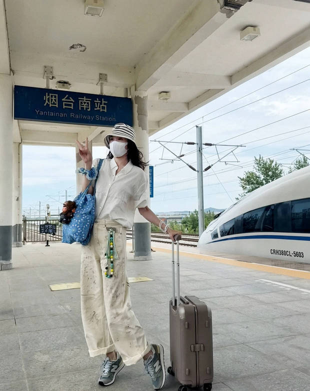 宋佳高铁站休闲装 俏皮远眺展灵动-2 宋佳高铁站休闲装 俏皮远眺展灵动-2