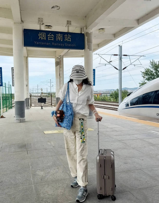 宋佳高铁站休闲装 俏皮远眺展灵动-1 宋佳高铁站休闲装 俏皮远眺展灵动-1