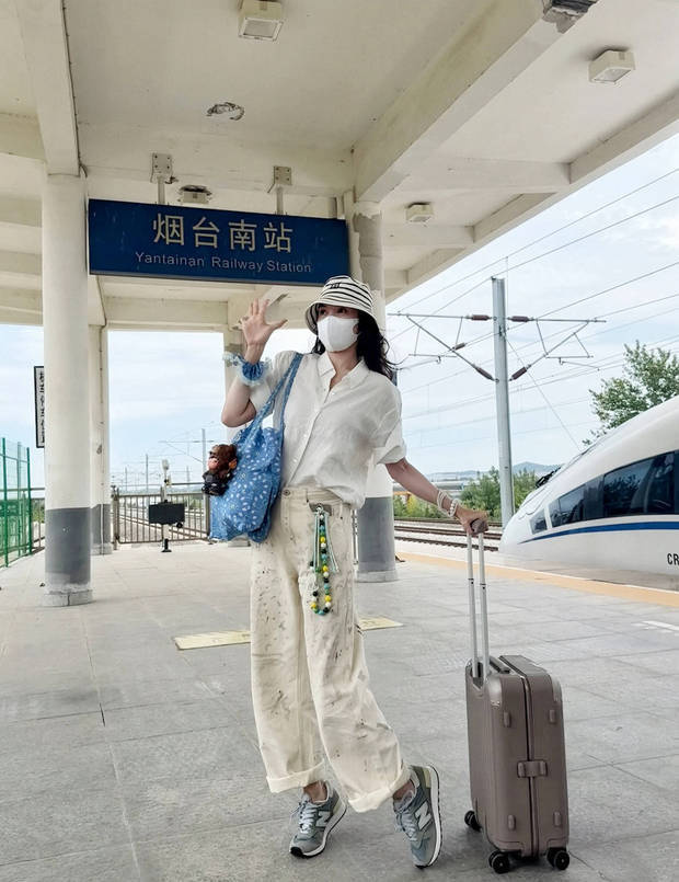 宋佳高铁站休闲装 俏皮远眺展灵动-1 宋佳高铁站休闲装 俏皮远眺展灵动-1