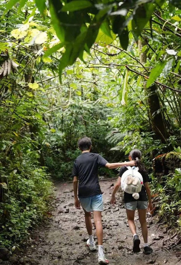 孙俪晒全家爬山照:四口同框,等等身高超妈《》-3 孙俪晒全家爬山照:四口同框,等等身高超妈《》-3