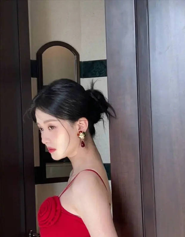 乔欣红裙深V展现婀娜身姿，如玫瑰般绽放-1