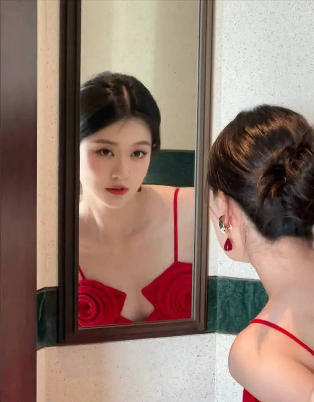 乔欣红裙深V展现婀娜身姿，如玫瑰般绽放-2